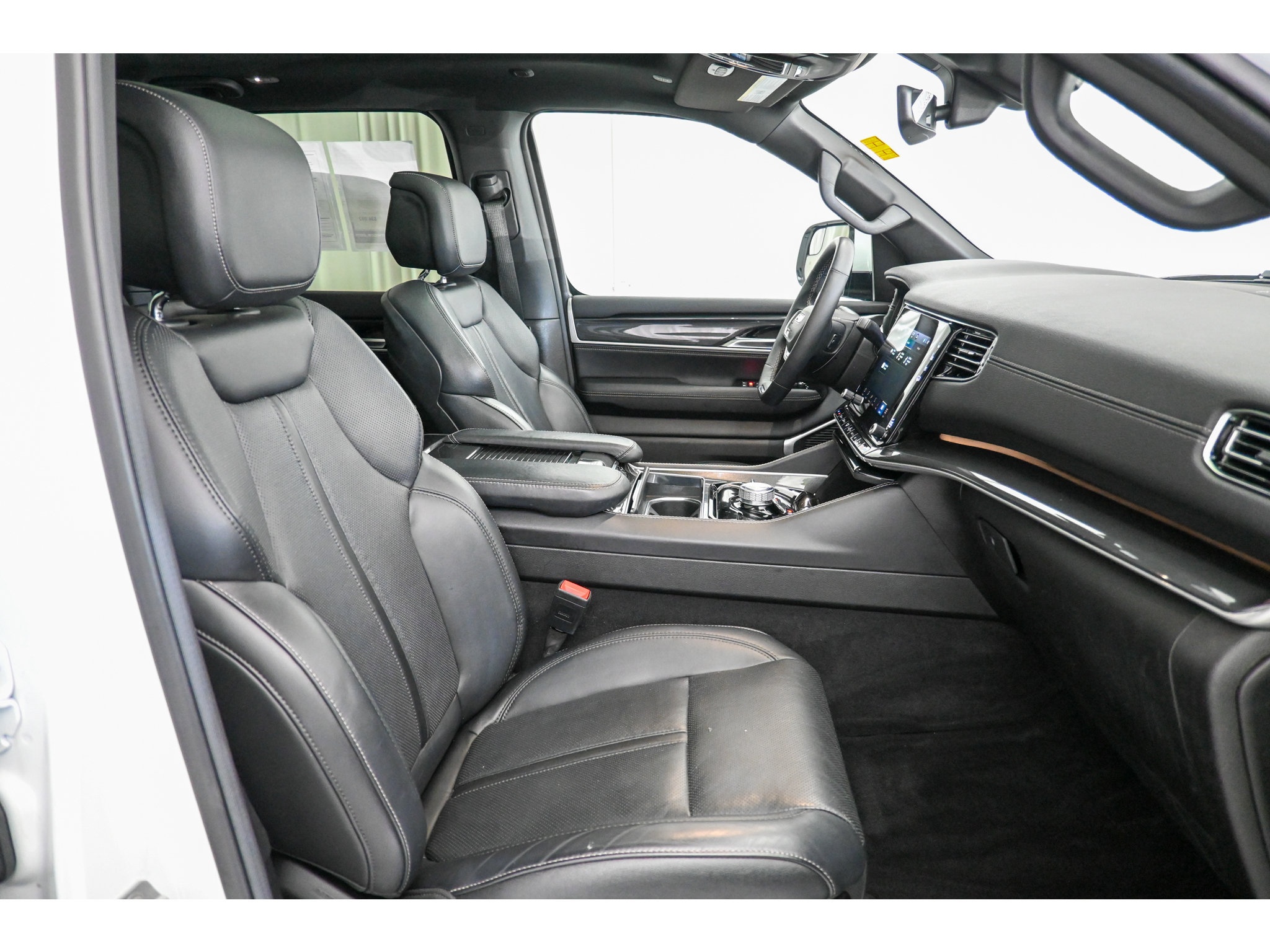 Used 2022 Jeep Wagoneer Series I w/ Premium Group I AWD/4WD image 17