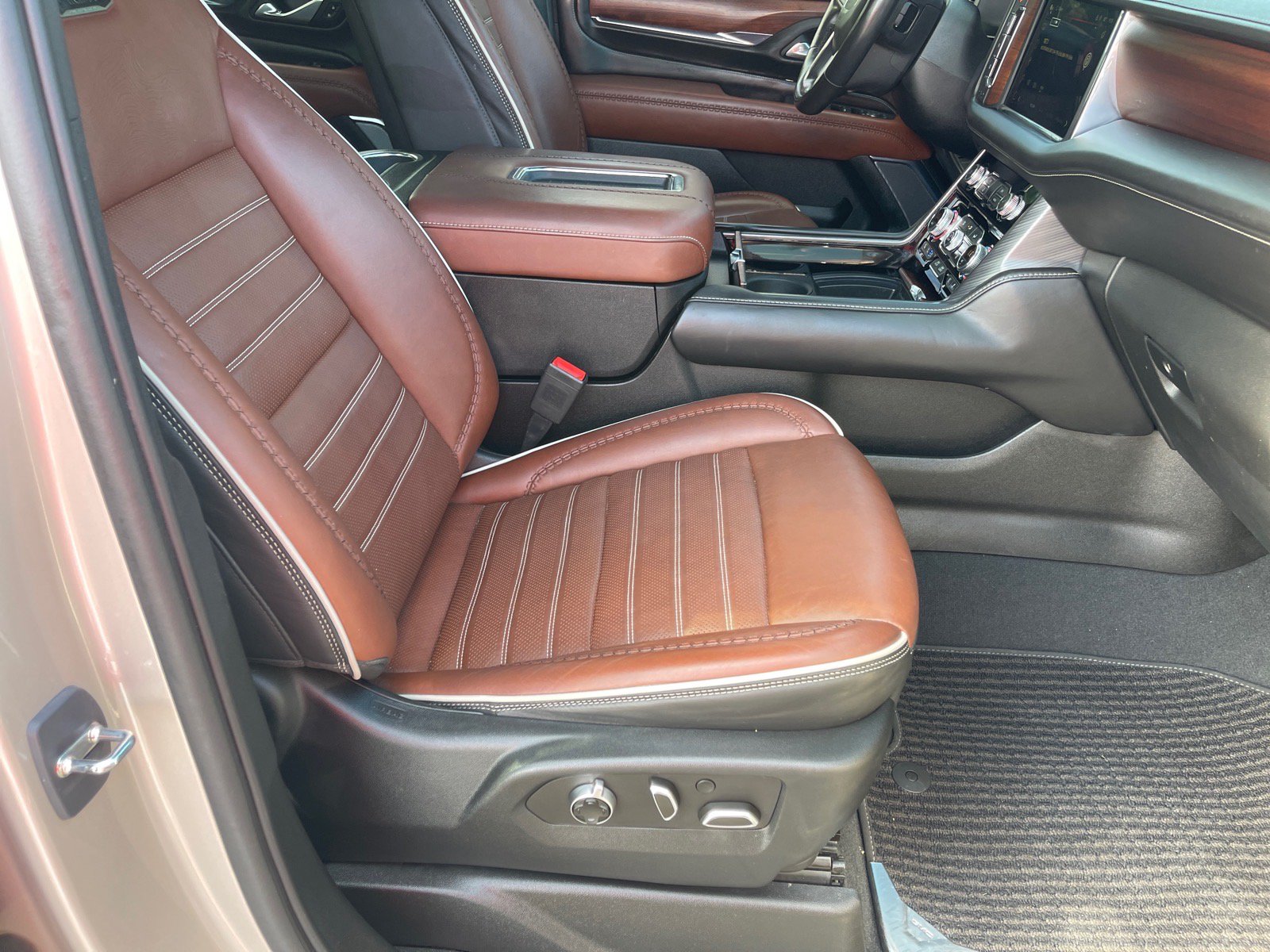 Used 2023 GMC Yukon Denali Ultimate AWD/4WD image 19
