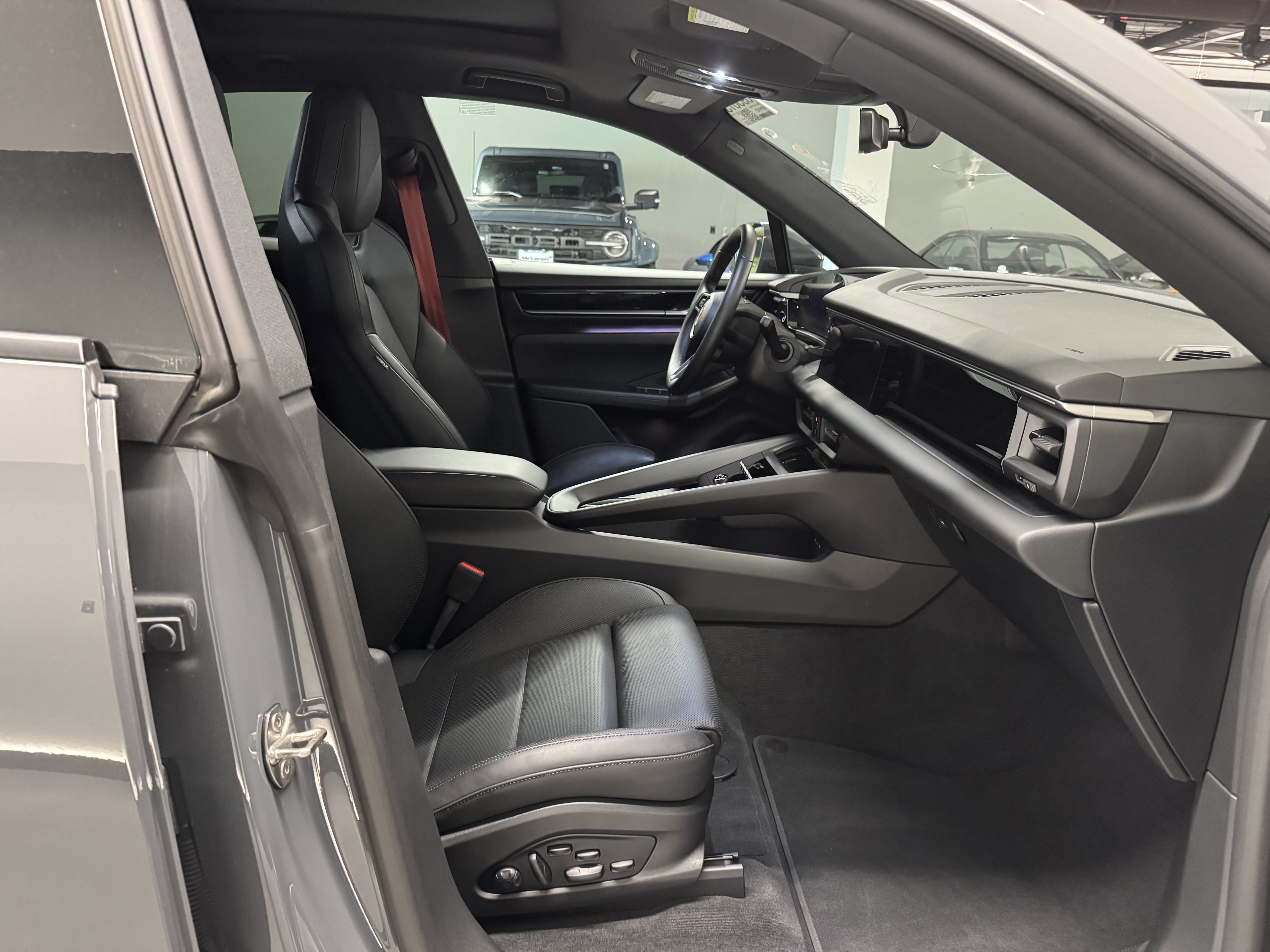 Used 2025 Porsche Macan Electric RWD image 9