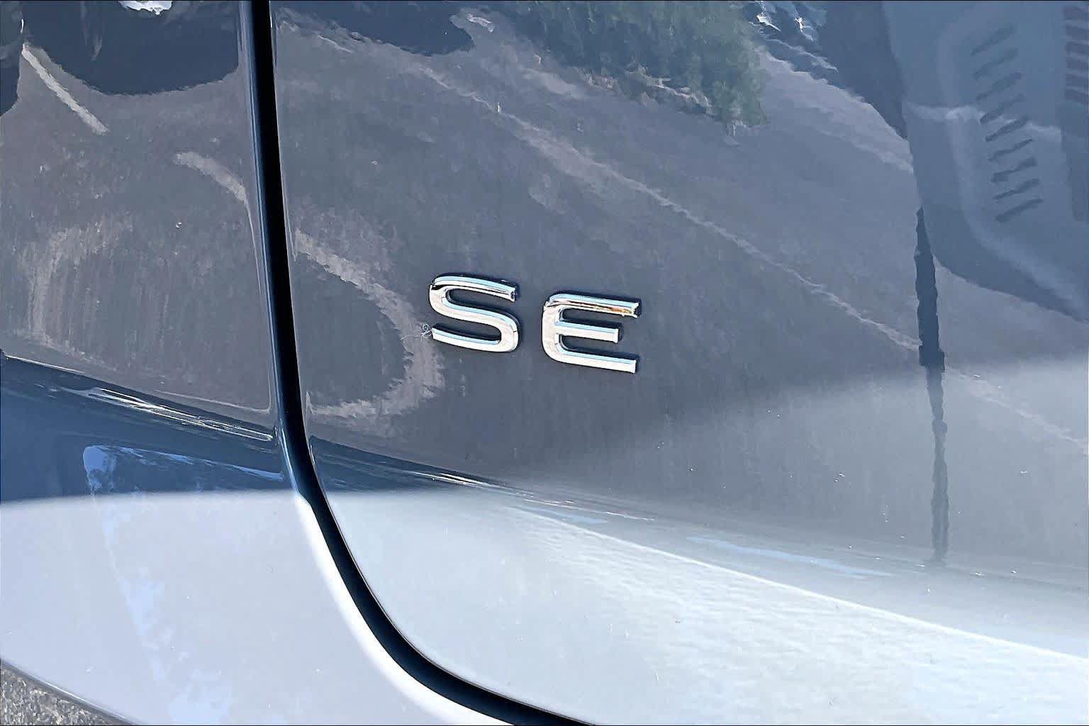 Used 2024 Volkswagen Atlas Cross Sport SE FWD image 10
