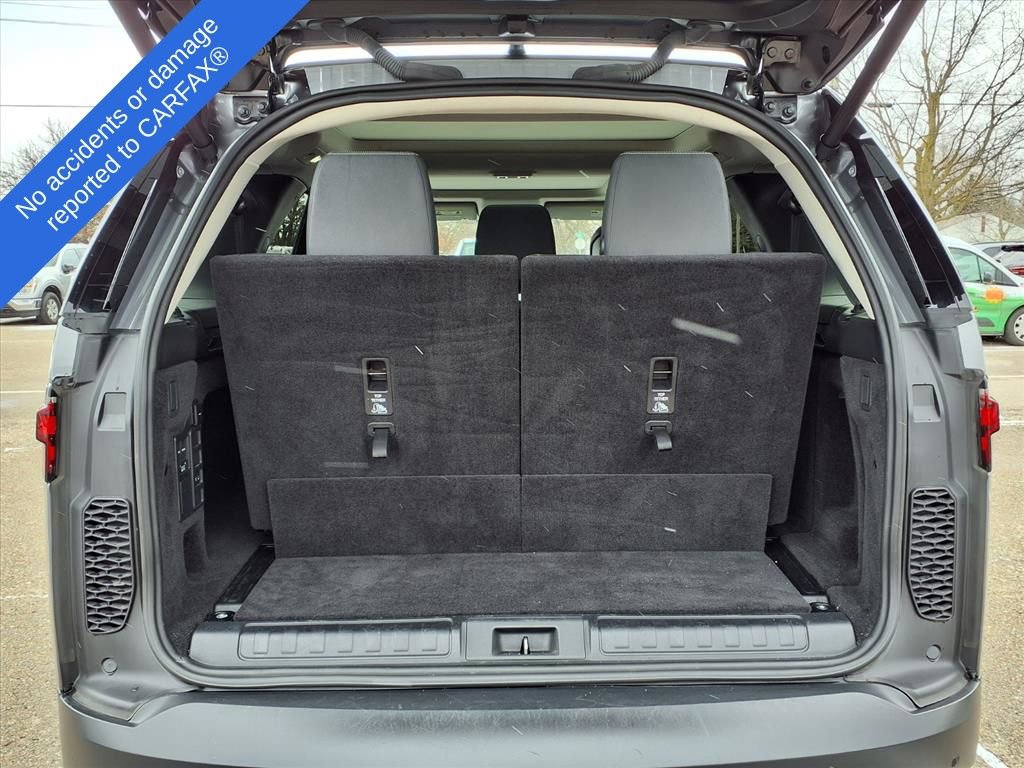 Used 2024 Land Rover Discovery S image 11