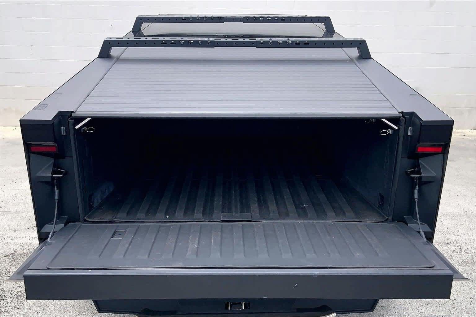 Used 2024 Tesla Cybertruck AWD Crew Cab image 18