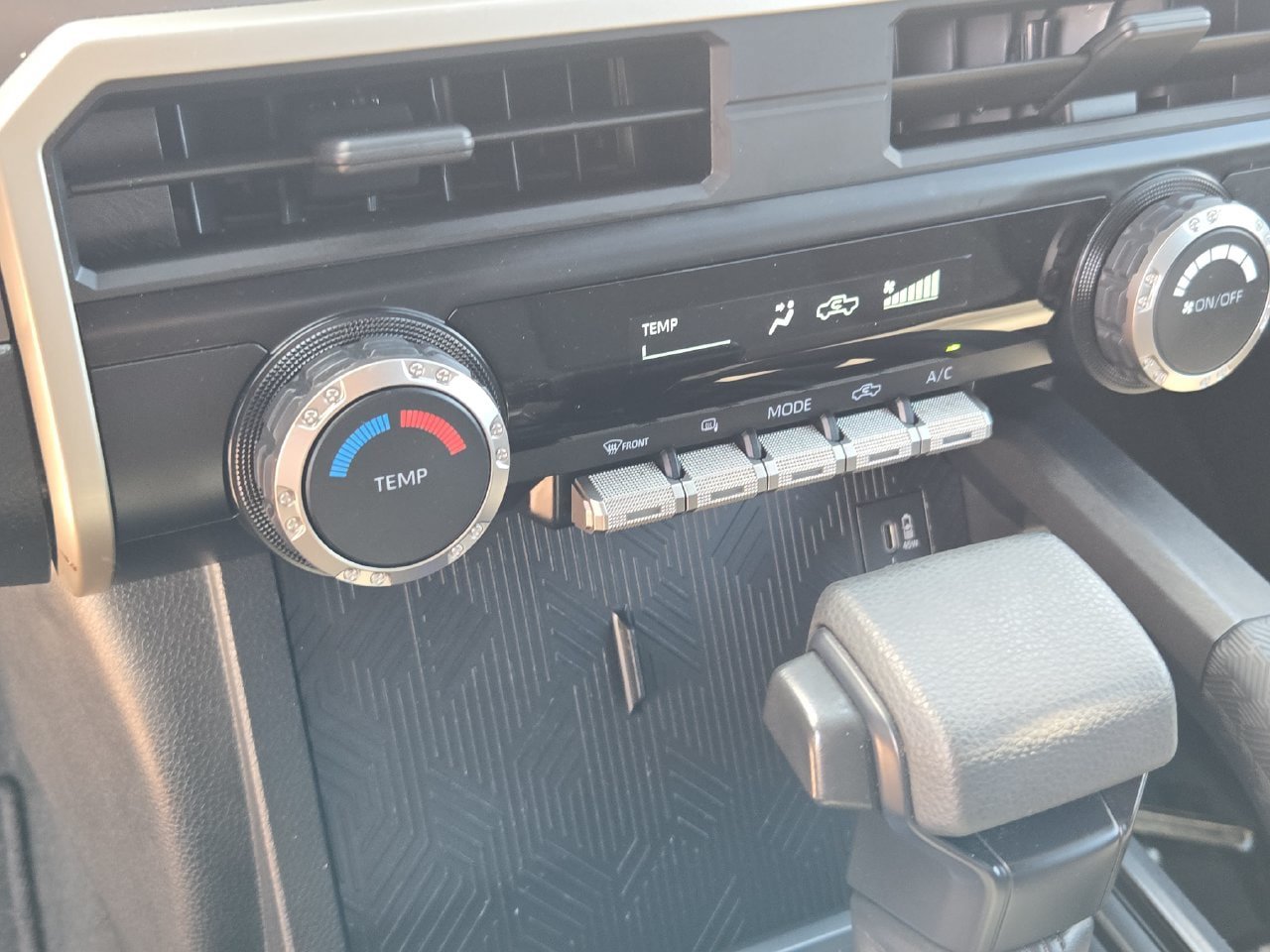 Used 2024 Toyota Tacoma SR5 AWD/4WD image 18
