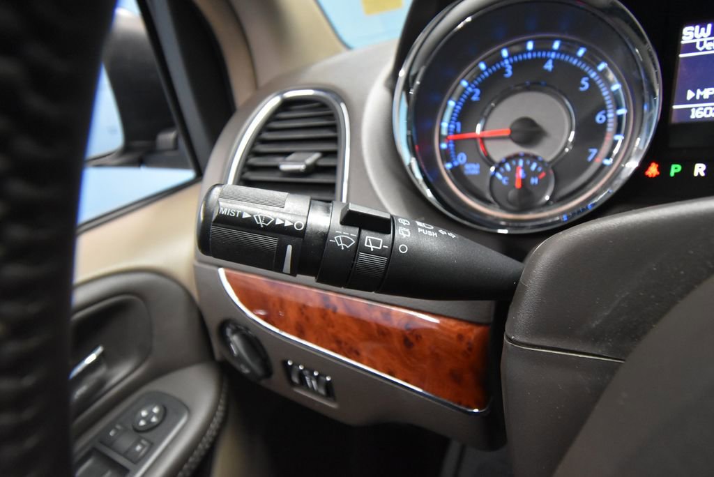 Used 2016 Chrysler Town & Country Touring FWD image 13