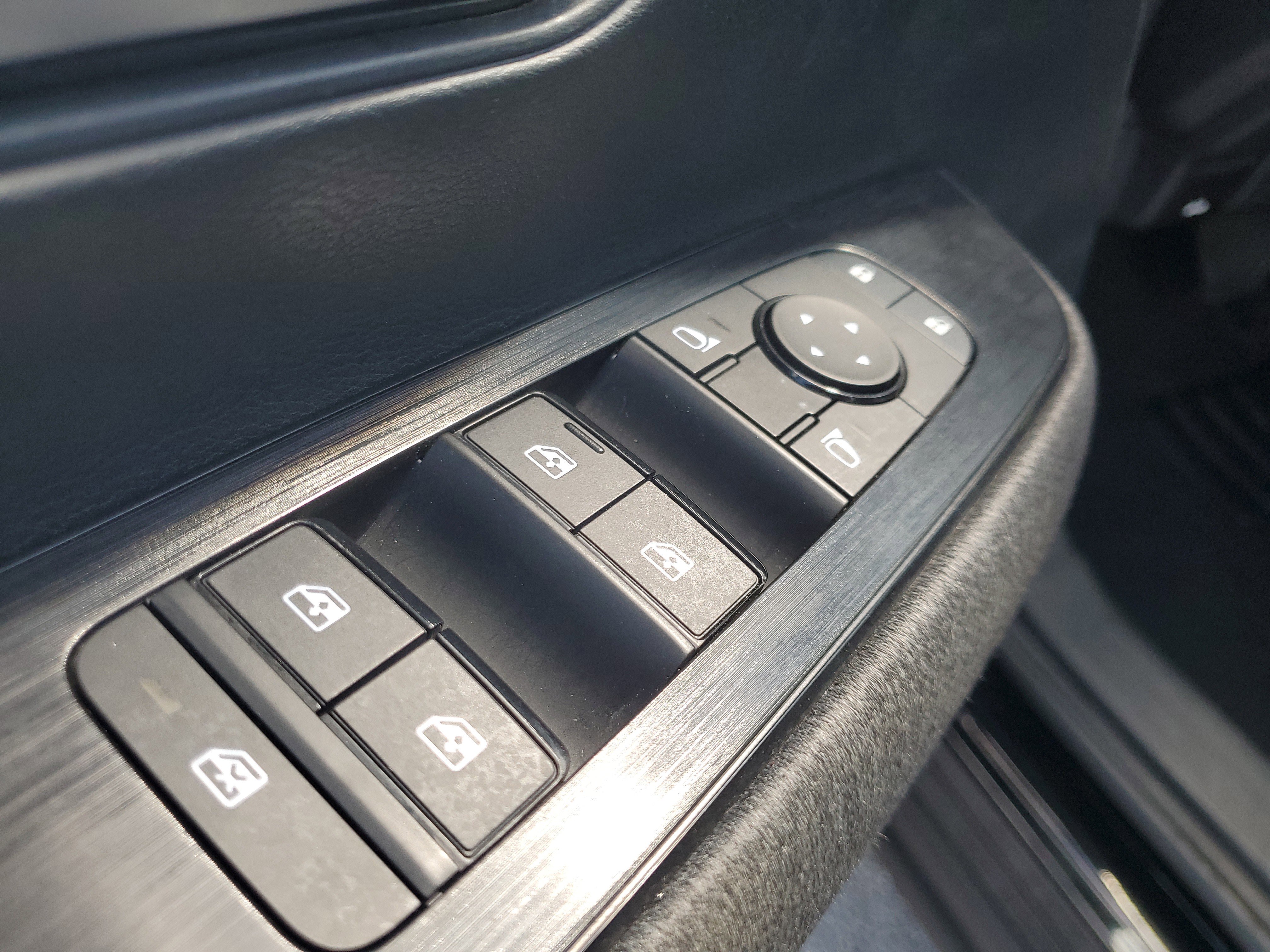 Used 2025 Nissan Kicks SV image 11