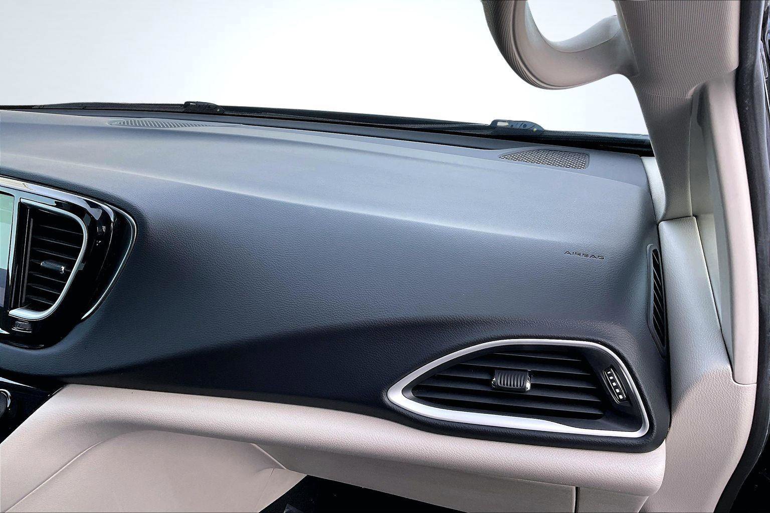 Used 2023 Chrysler Pacifica Touring-L image 17