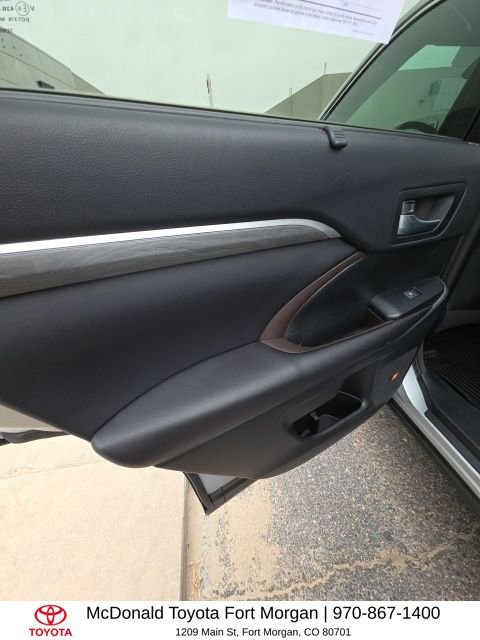 Used 2017 Toyota Highlander Limited Platinum image 16