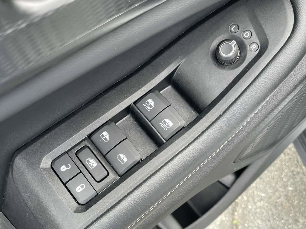 Certified 2025 Jeep Grand Cherokee Altitude image 28