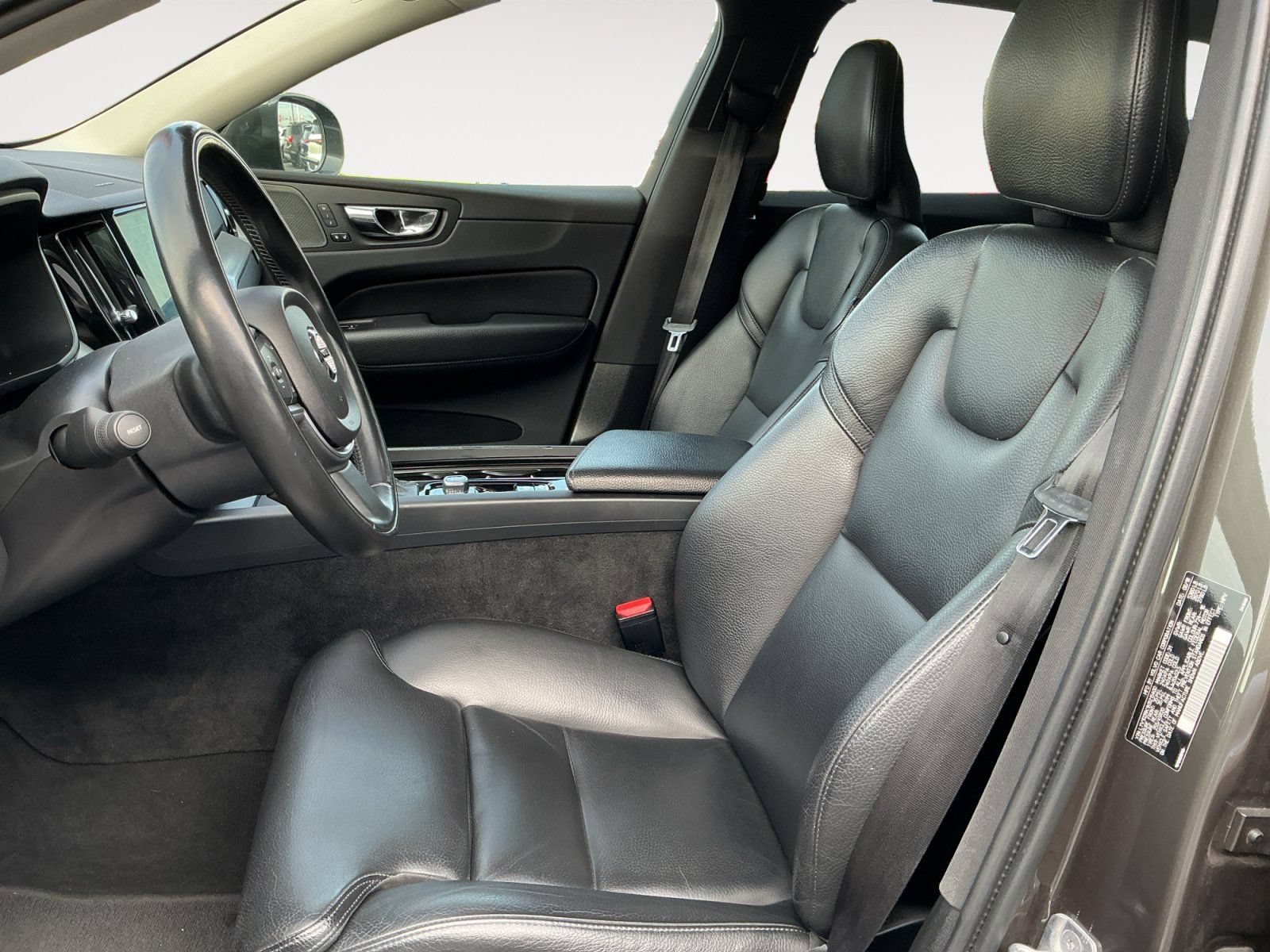 Used 2019 Volvo XC60 T5 Momentum w/ Multimedia Package AWD/4WD image 9