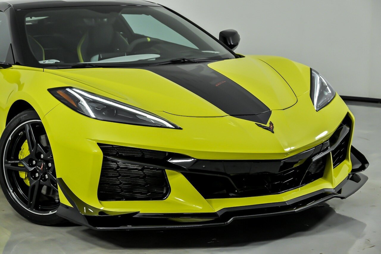 Used 2021 Chevrolet Corvette Stingray Premium Cpe w/ Z51 Performance Package RWD image 3