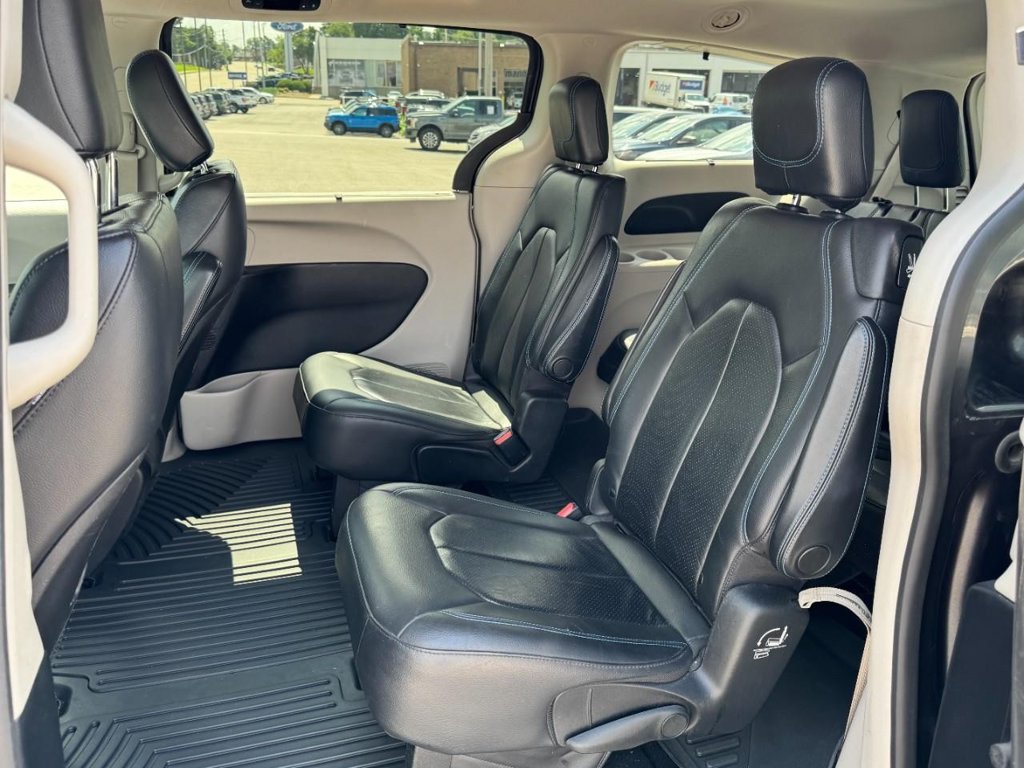 Used 2021 Chrysler Pacifica Touring-L FWD image 10