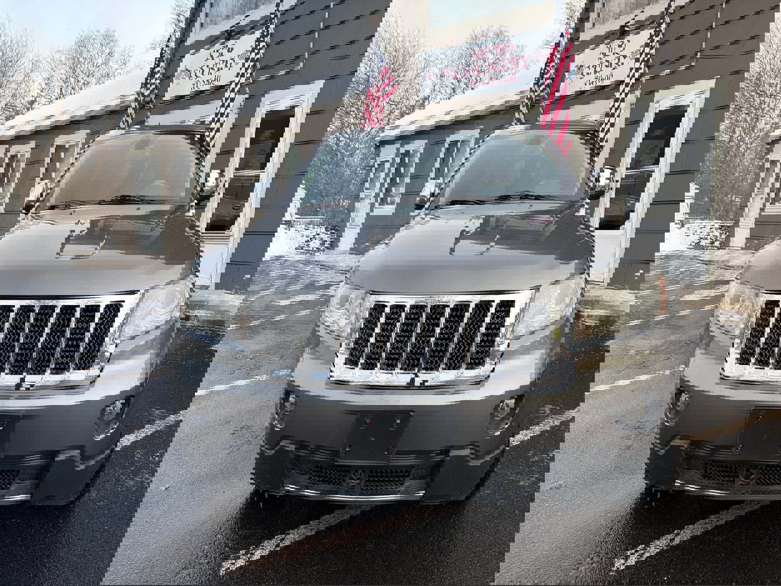 Used 2012 Jeep Grand Cherokee Overland image 2