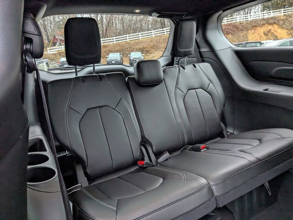 New 2025 Chrysler Pacifica Select image 41