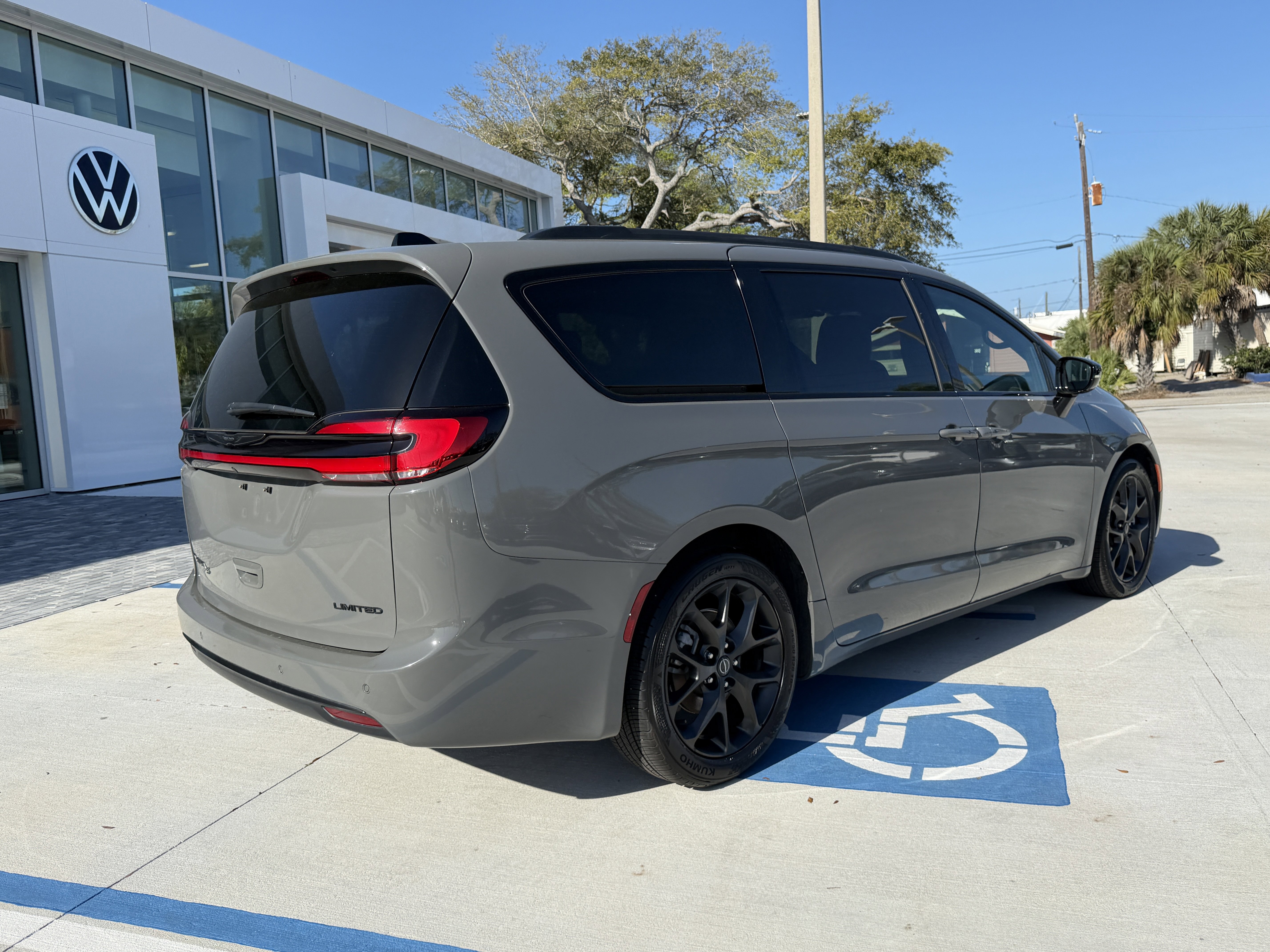 Used 2025 Chrysler Pacifica Limited FWD image 3