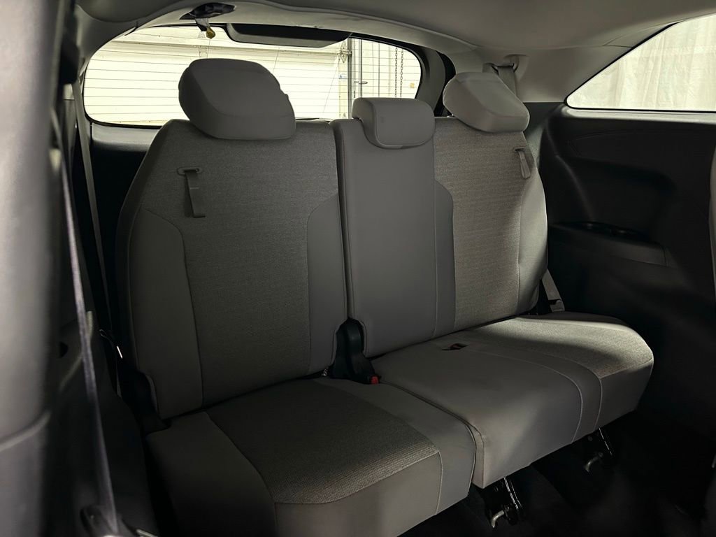 Used 2025 Toyota Sienna LE image 60