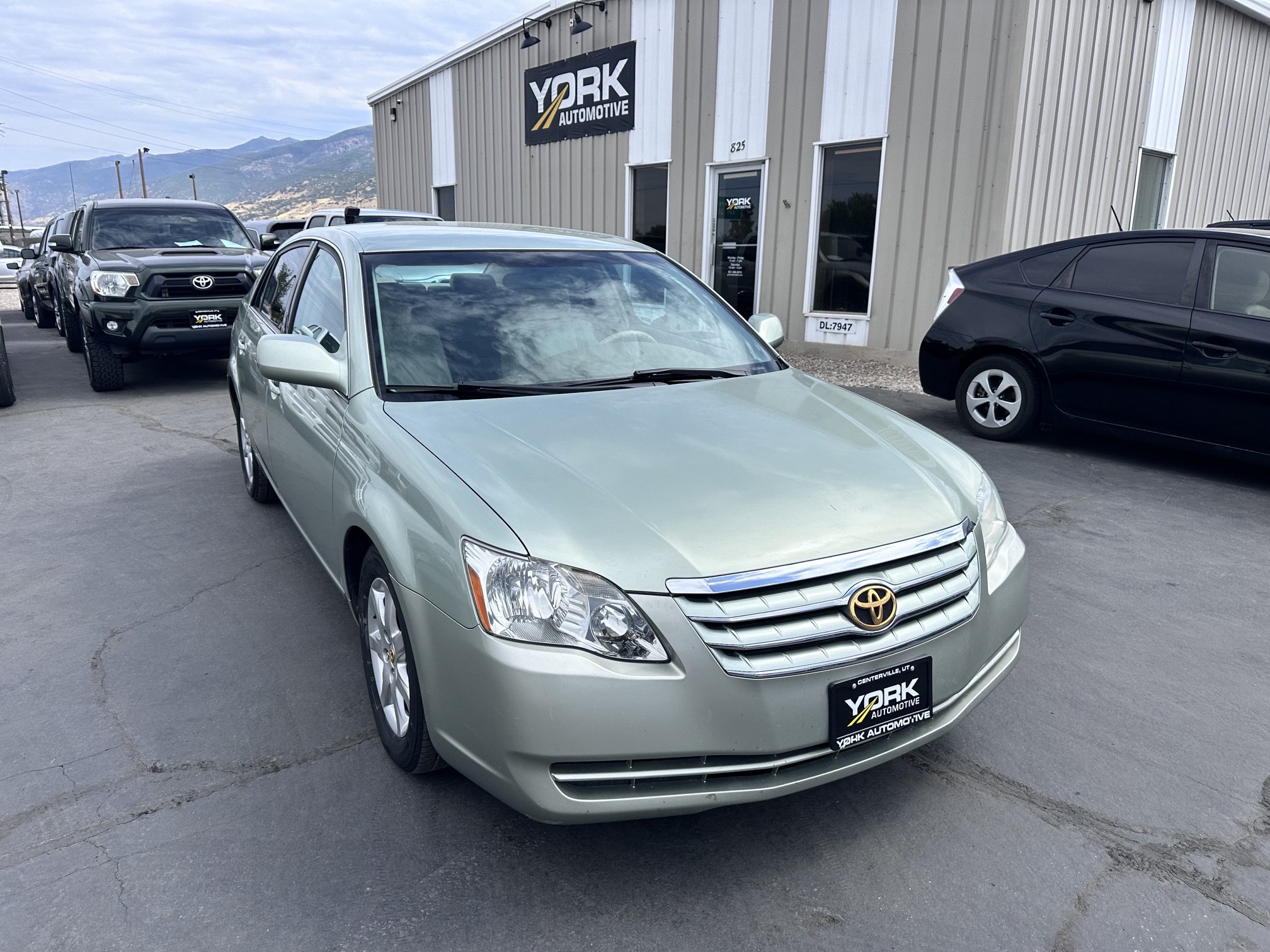 Used 2005 Toyota Avalon XL FWD image 1