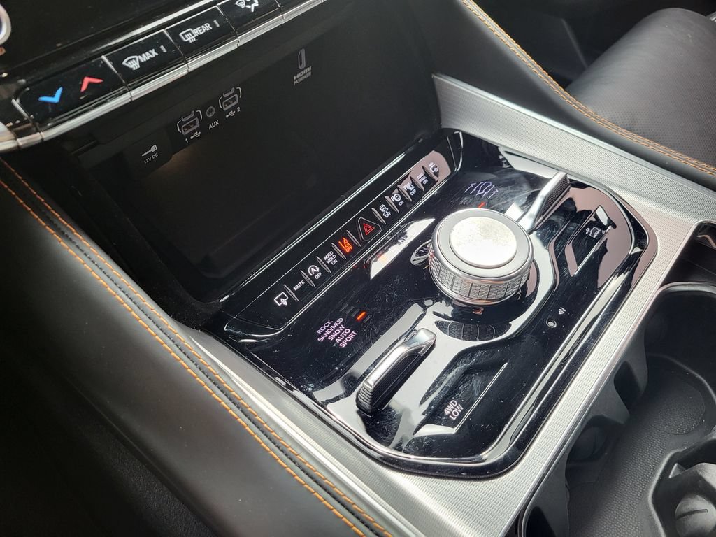 Used 2023 Jeep Grand Wagoneer Series III AWD/4WD image 18