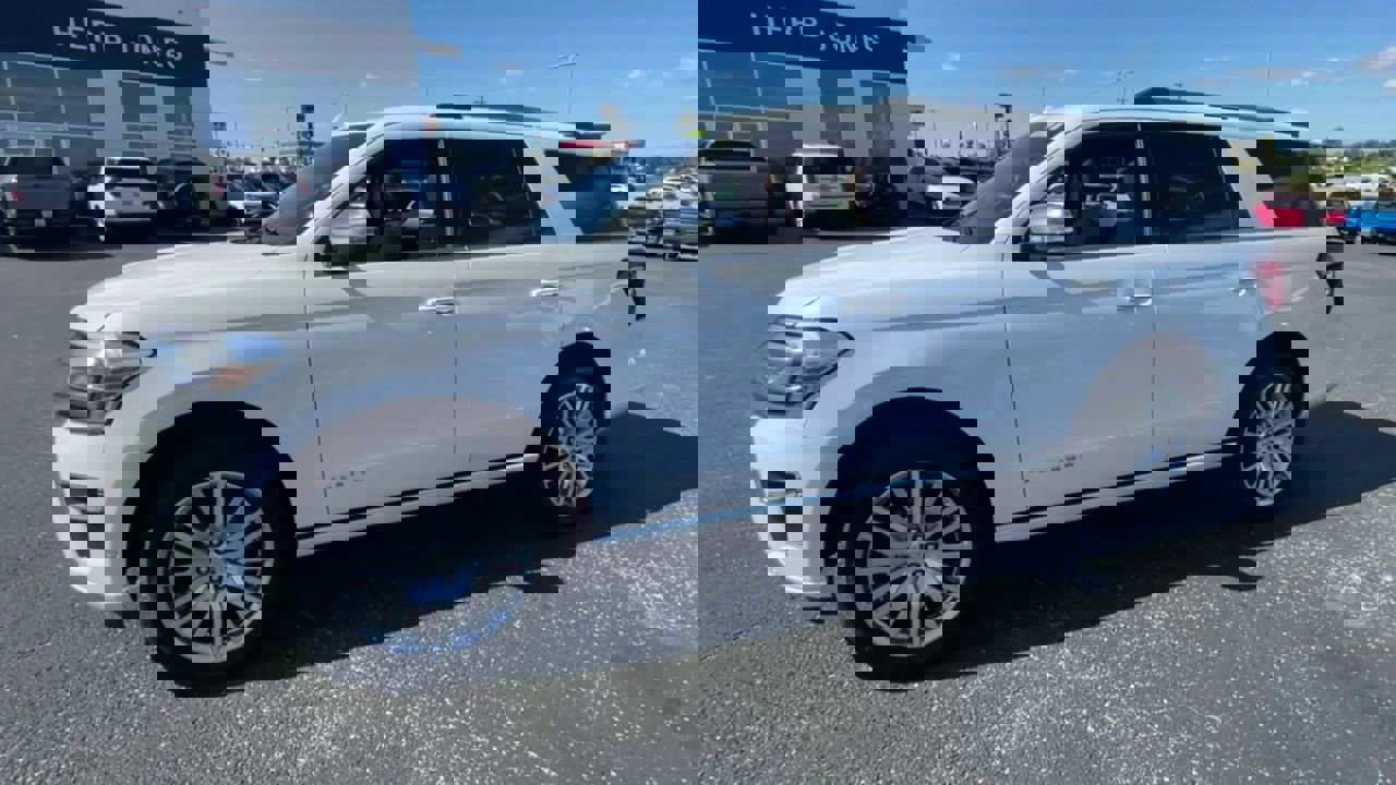 Used 2024 Ford Expedition Platinum image 6