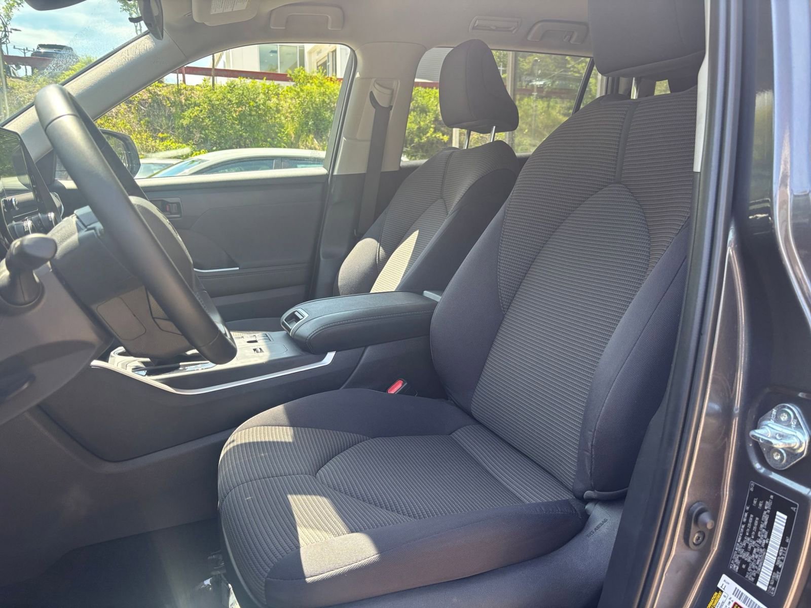 Used 2025 Toyota Highlander LE FWD image 40