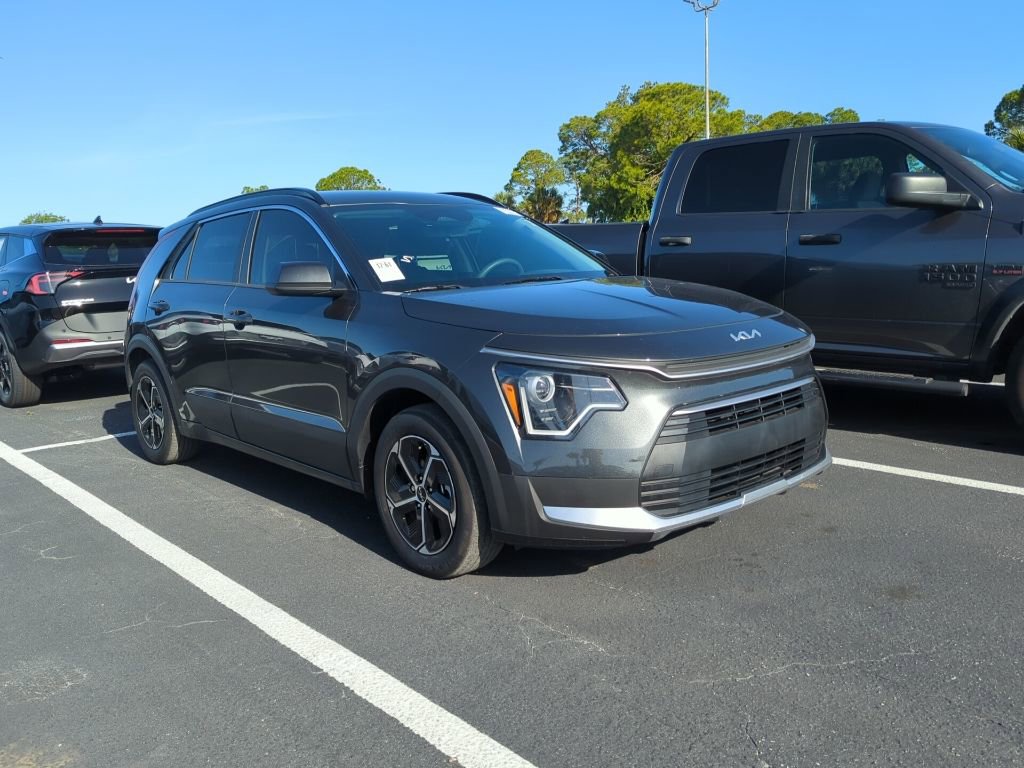 Certified 2024 Kia Niro LX image 2