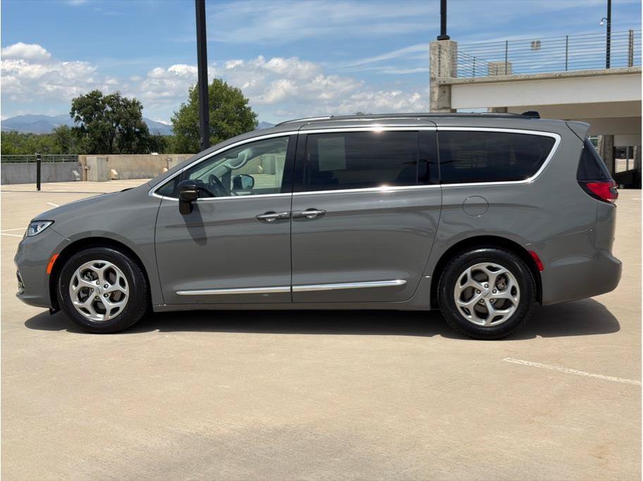 Used 2023 Chrysler Pacifica Limited FWD image 4