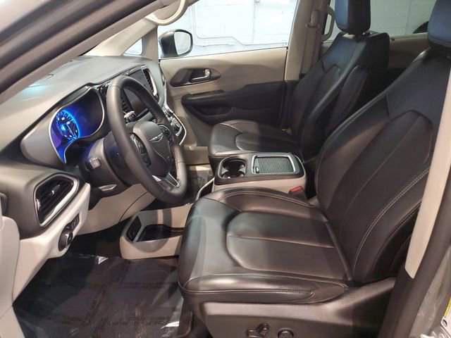 Used 2023 Chrysler Pacifica Touring-L FWD image 11