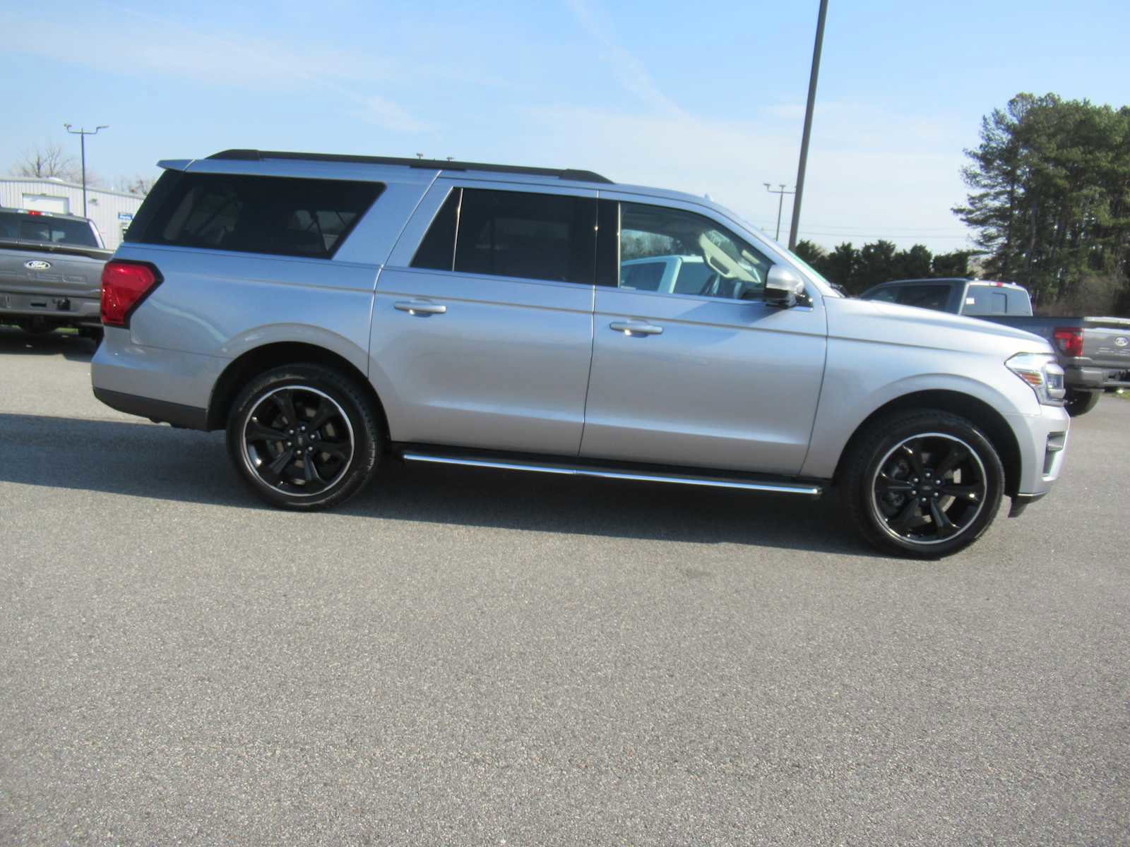 Used 2022 Ford Expedition Max XLT image 4