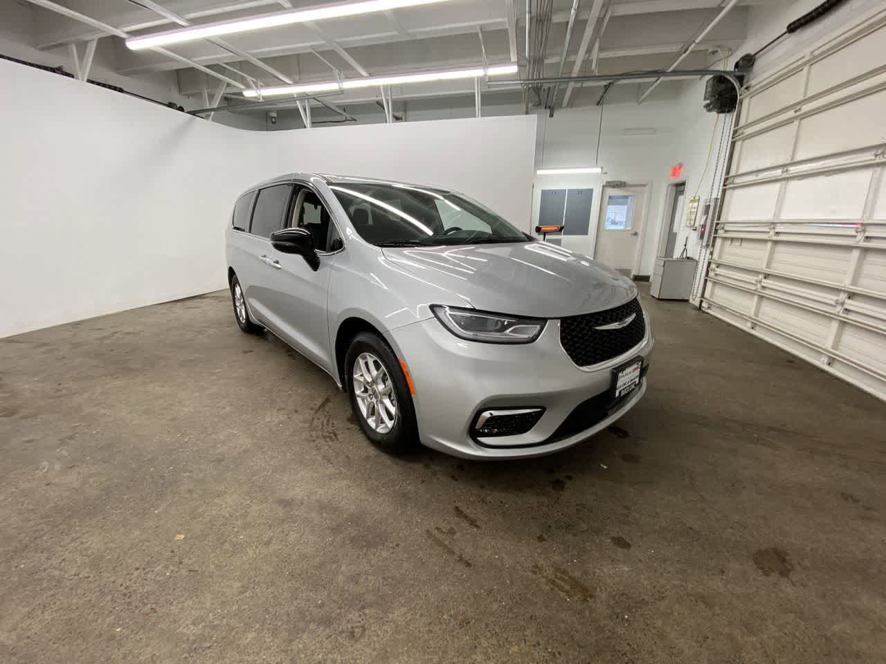 Used 2024 Chrysler Pacifica Touring-L FWD image 8