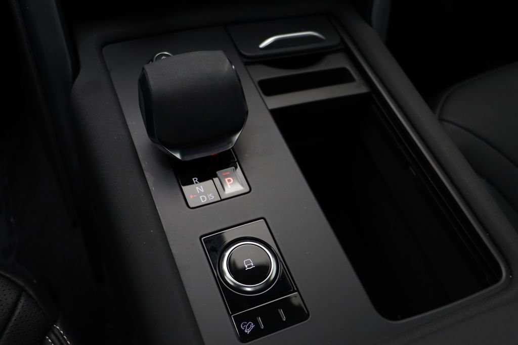 Used 2025 Land Rover Discovery S image 12