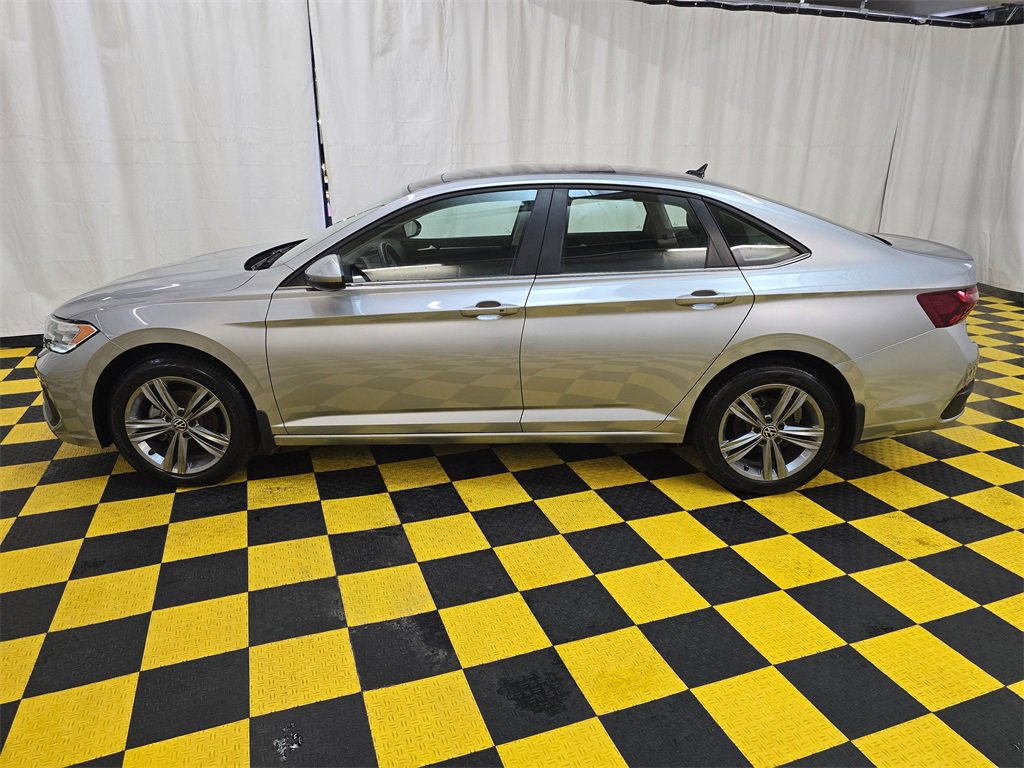 Used 2023 Volkswagen Jetta SE w/ Panoramic Sunroof Package image 6