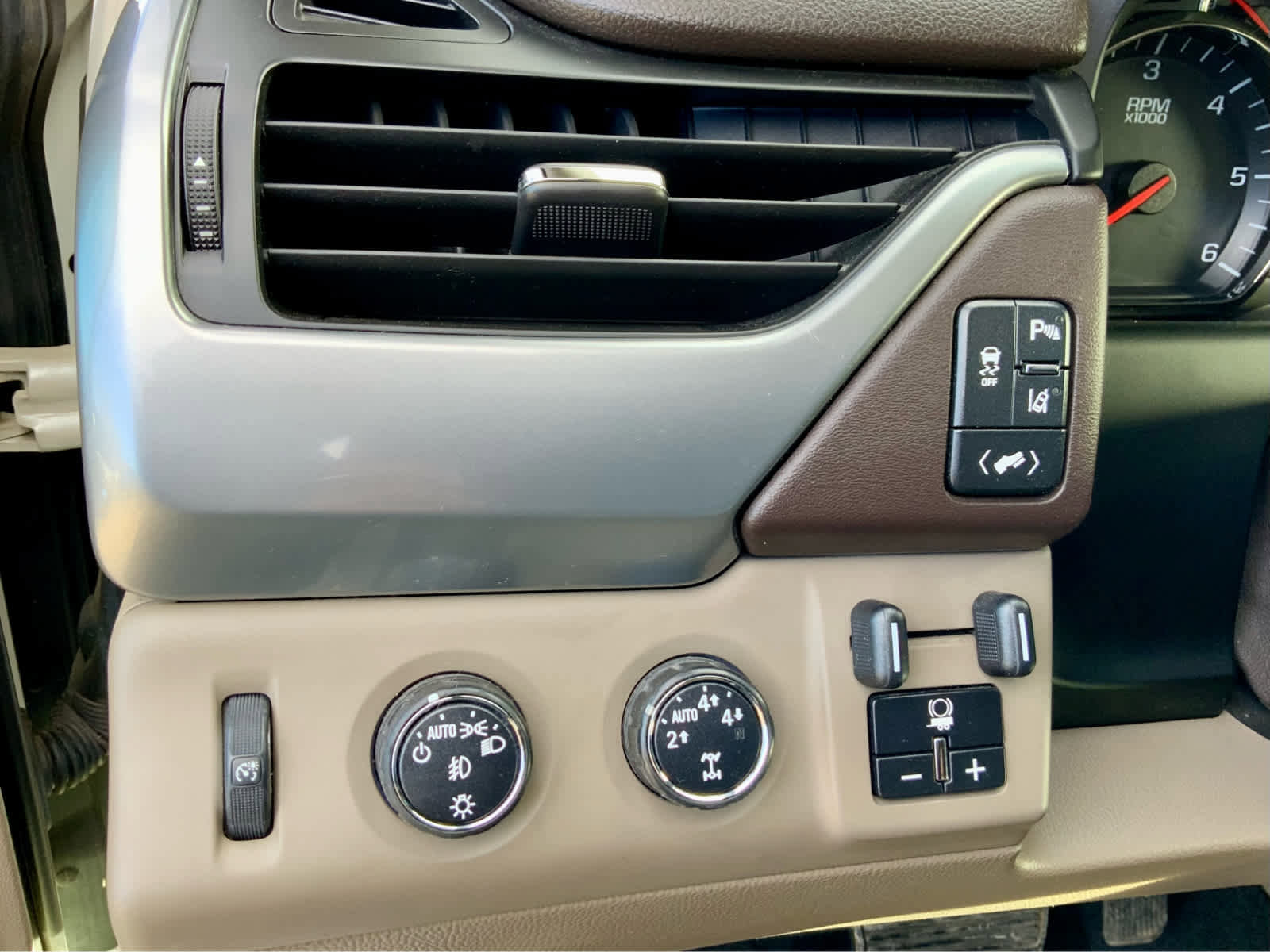 Used 2015 Chevrolet Tahoe LTZ image 39