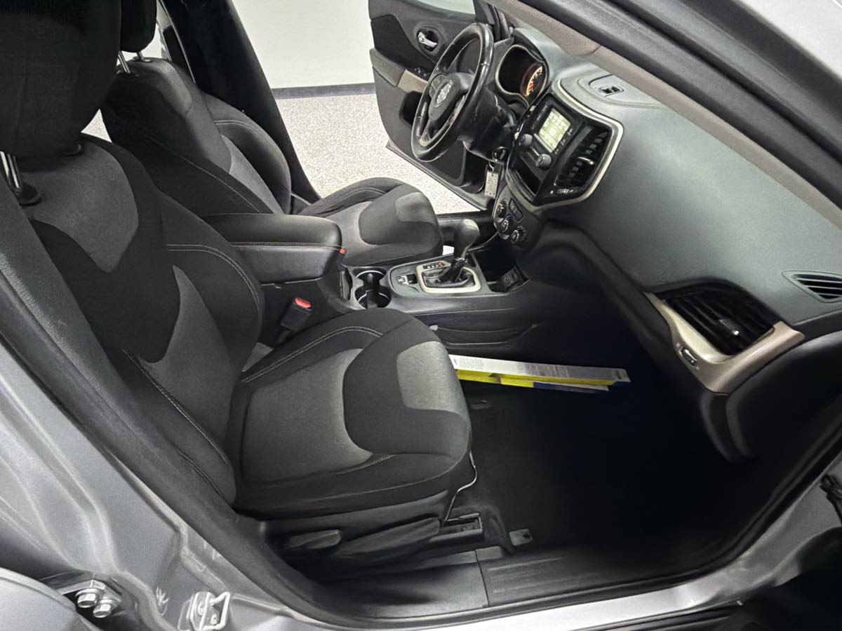 Used 2017 Jeep Cherokee Altitude image 25