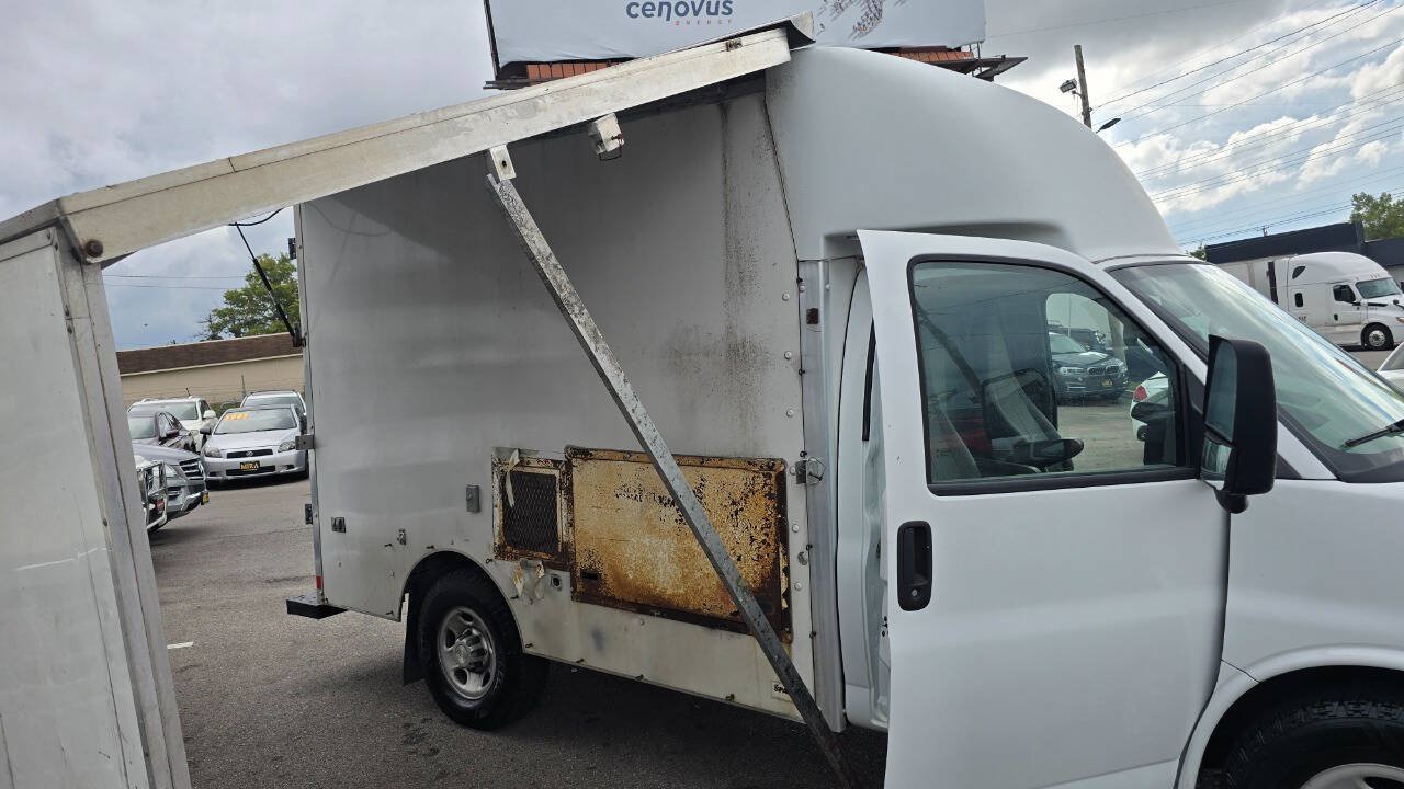 Used 2017 Chevrolet Express 3500 w/ Chrome Appearance Package RWD image 39