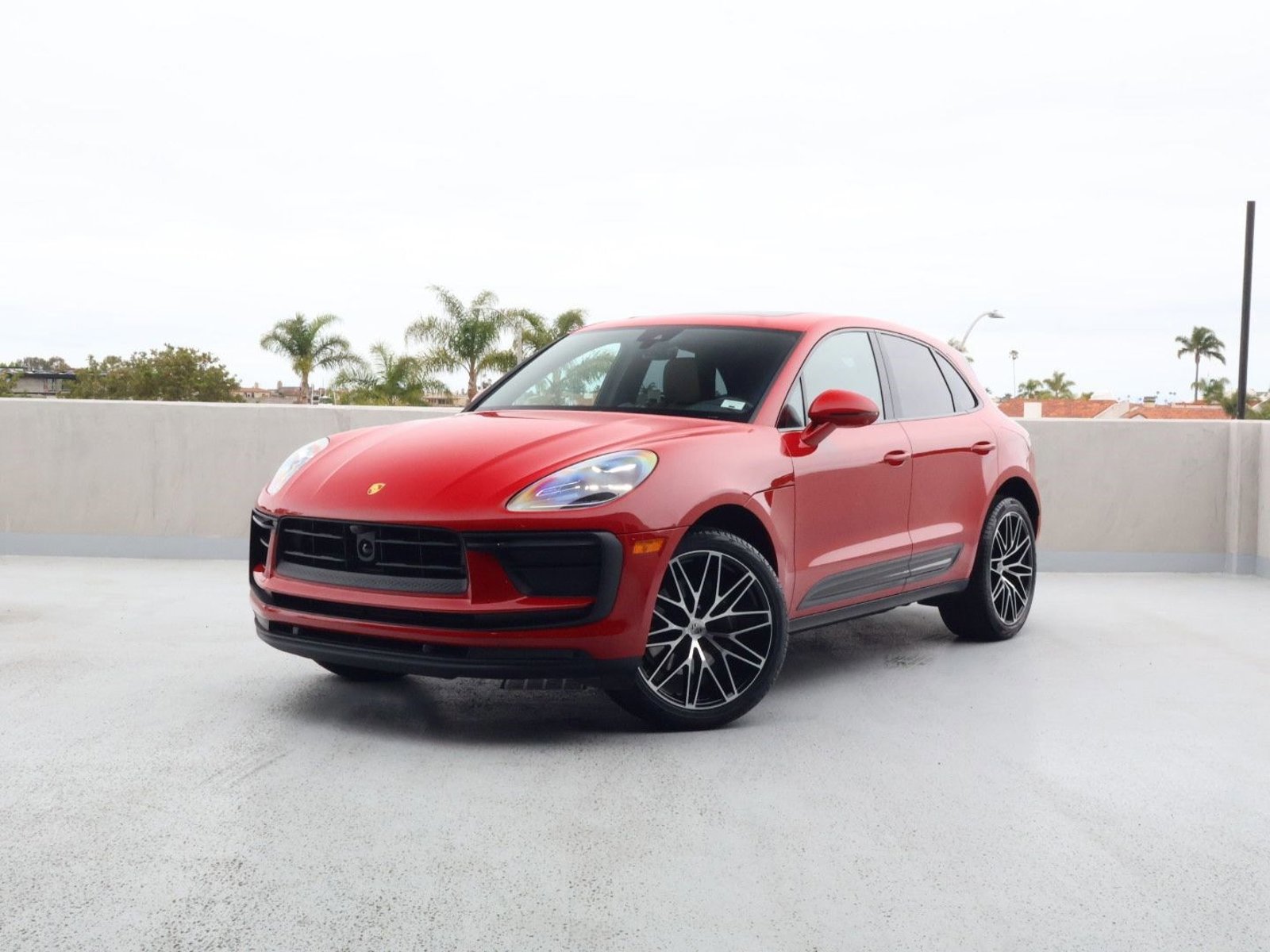 Certified 2025 Porsche Macan AWD/4WD image 1