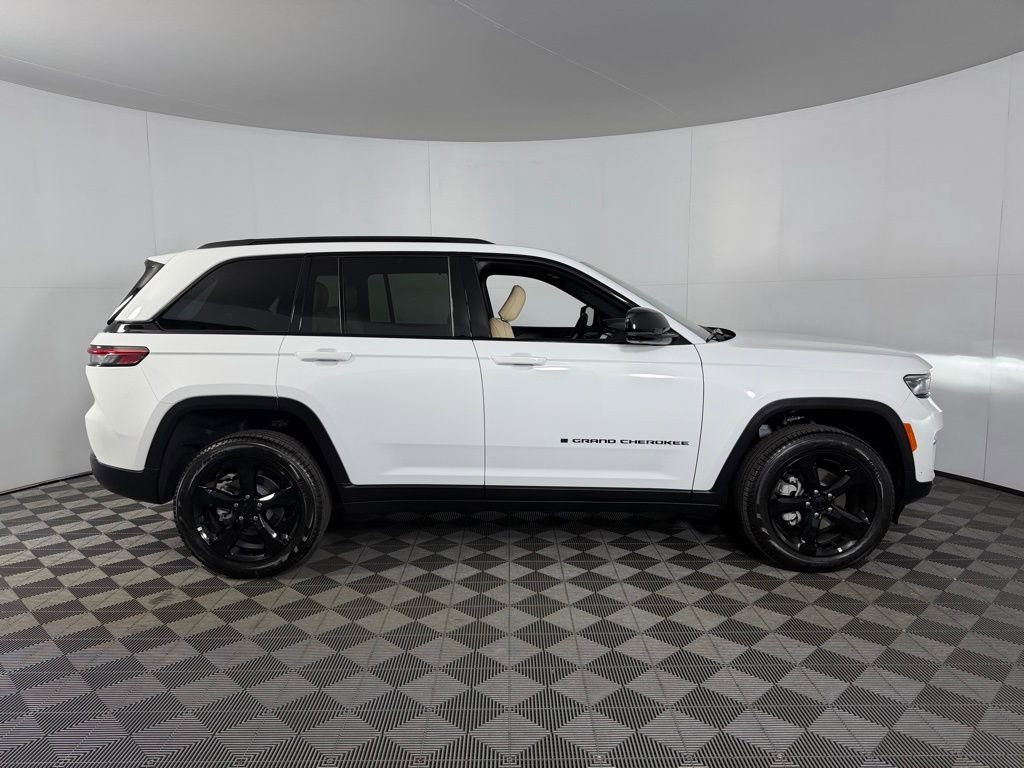 Used 2025 Jeep Grand Cherokee Limited w/ Luxury Tech Group II image 5