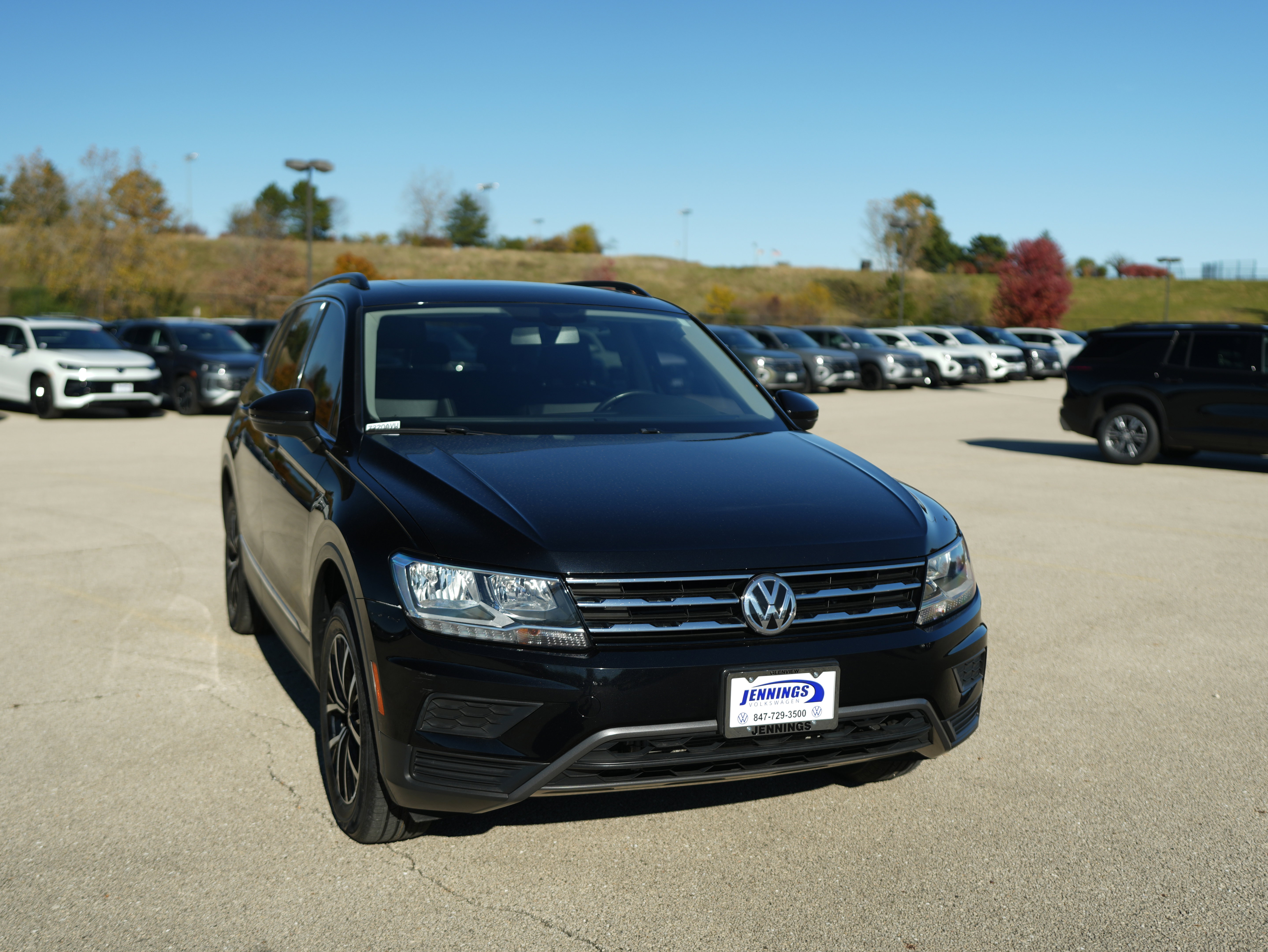 Used 2021 Volkswagen Tiguan SE w/ Panoramic Sunroof Package image 2