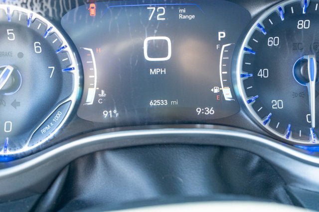 Used 2024 Chrysler Pacifica Touring-L FWD image 10