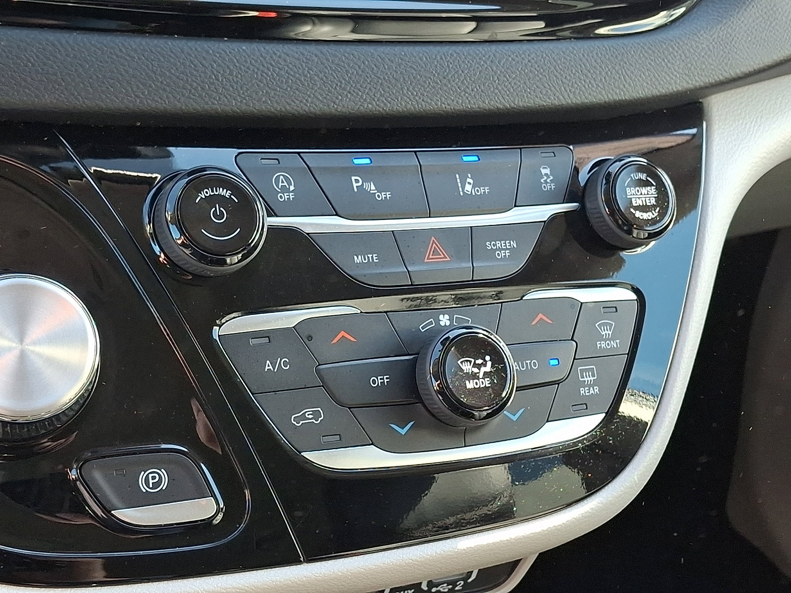 Used 2024 Chrysler Pacifica Touring-L image 18