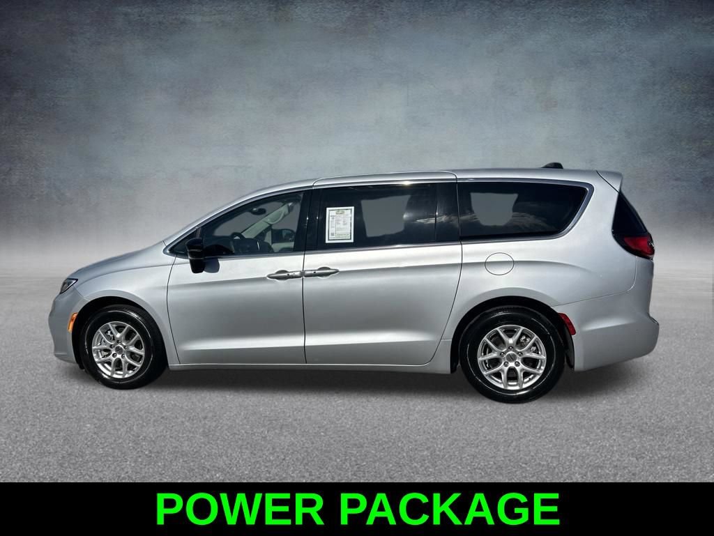 Used 2024 Chrysler Pacifica Touring-L FWD image 8