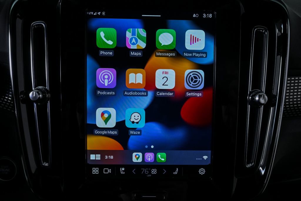 Certified 2025 Volvo XC40 B5 Plus image 17