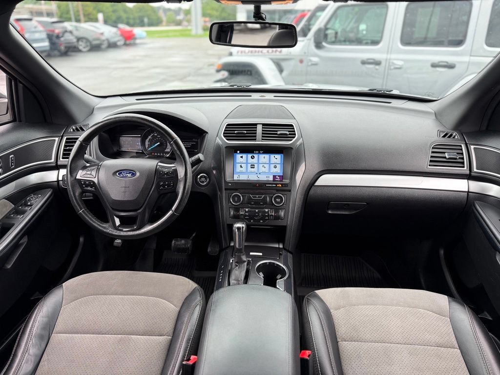 Used 2017 Ford Explorer XLT w/ Equipment Group 202A AWD/4WD image 2