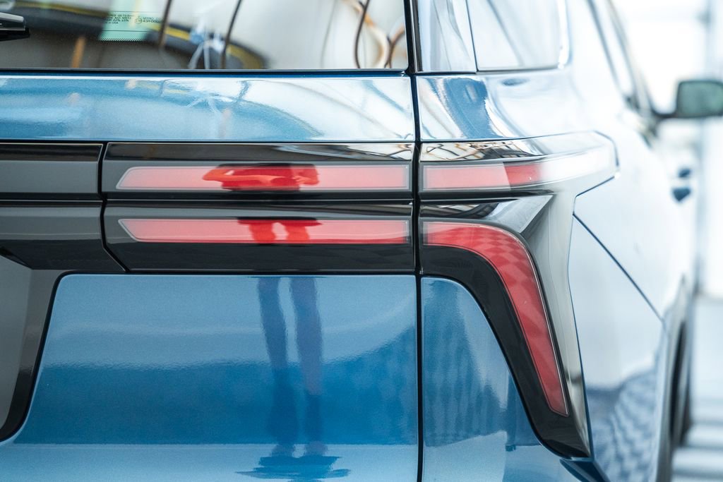 New 2026 Chevrolet Traverse LT w/ Sun and Wheel Package AWD/4WD image 8