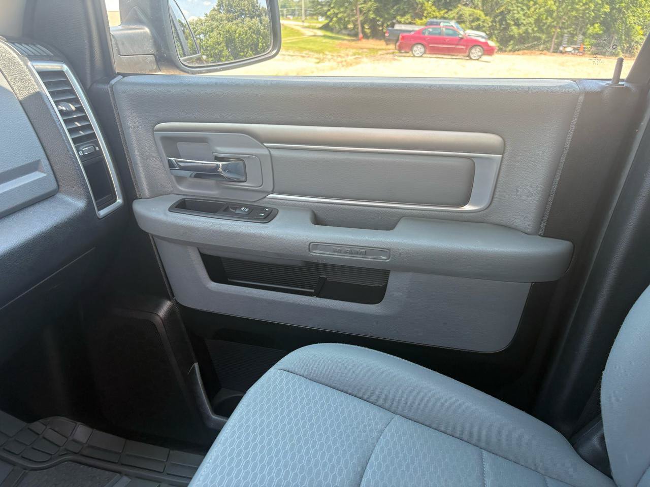 Used 2017 RAM 1500 Classic SLT AWD/4WD image 23