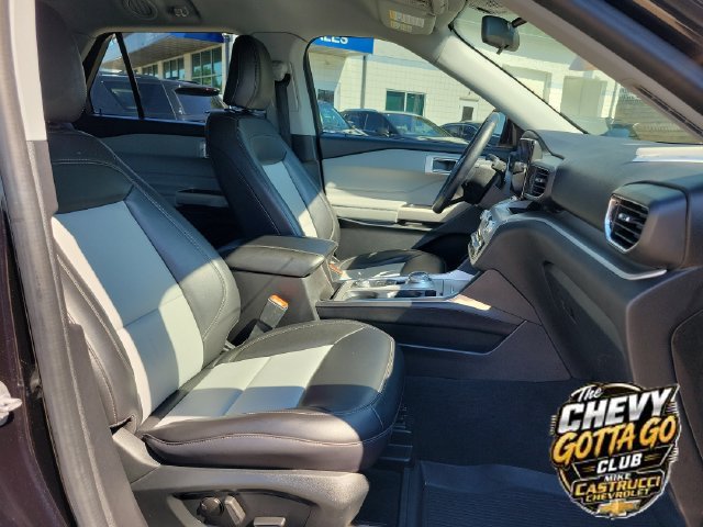 Used 2022 Ford Explorer XLT w/ Equipment Group 202A AWD/4WD image 26