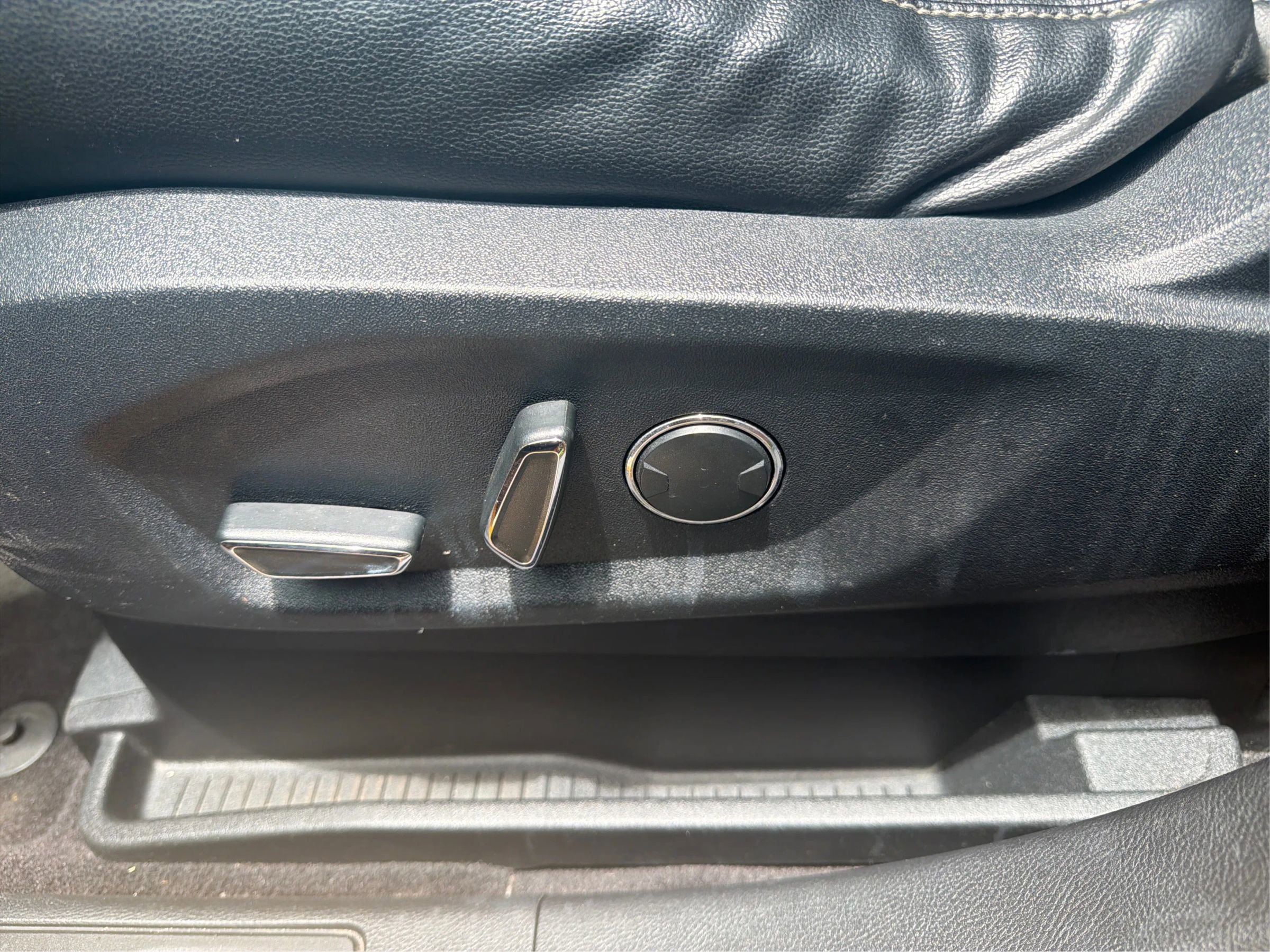 Used 2016 Ford Edge SEL FWD image 18