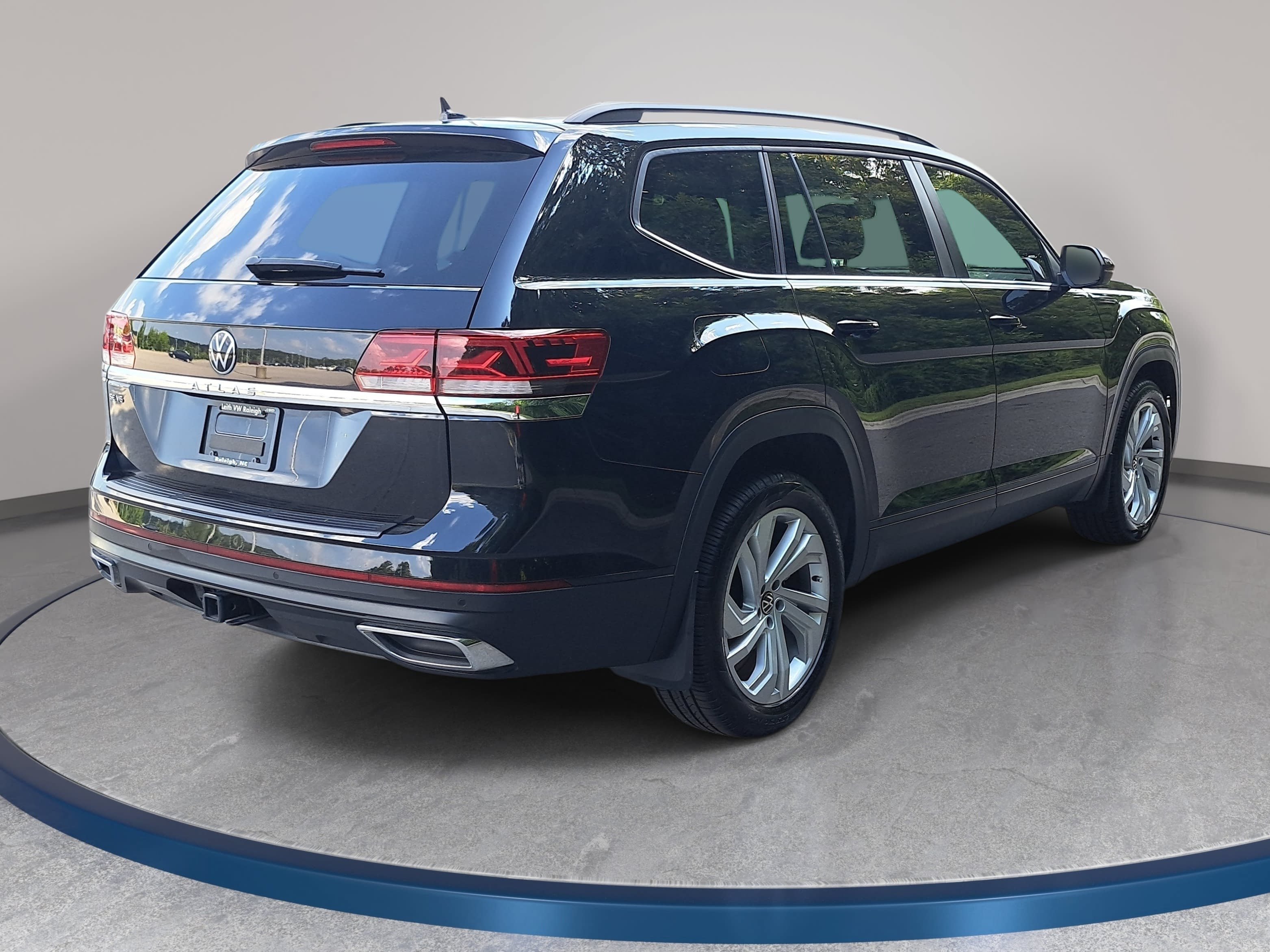 Used 2023 Volkswagen Atlas SE w/ Panoramic Sunroof Package FWD image 5