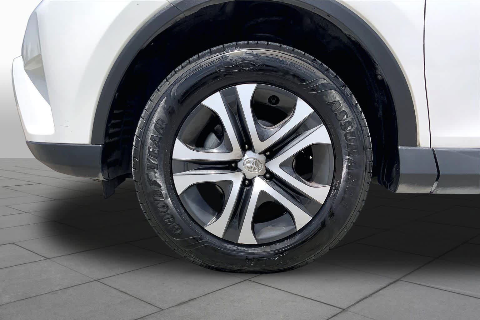Used 2016 Toyota RAV4 LE FWD image 11