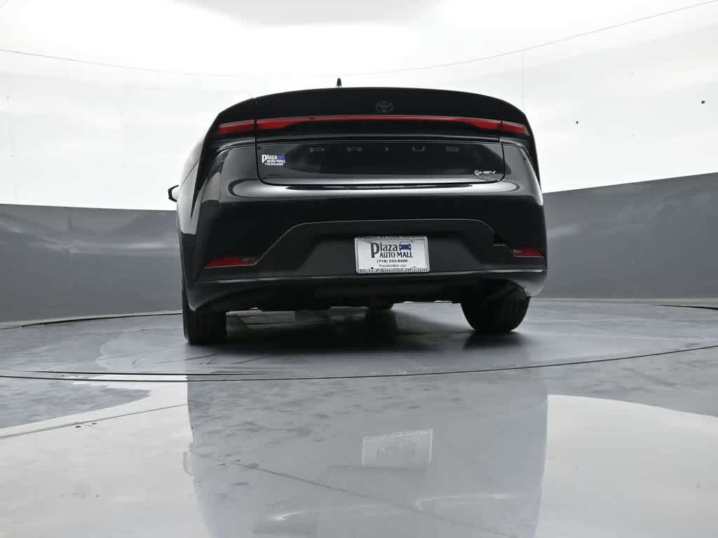 Certified 2025 Toyota Prius LE FWD image 31
