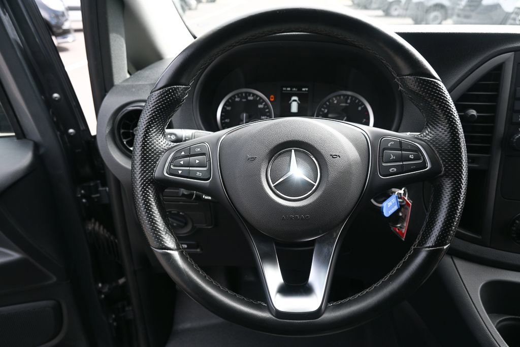 Used 2023 Mercedes-Benz Metris image 2