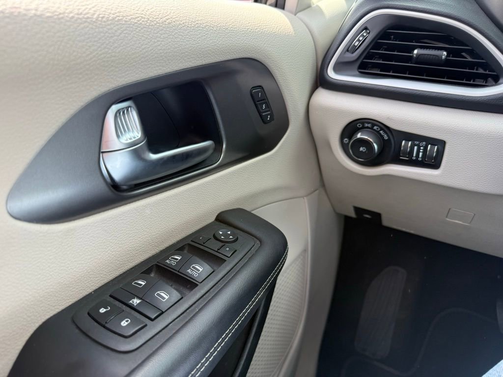 Used 2023 Chrysler Pacifica Touring-L FWD image 10